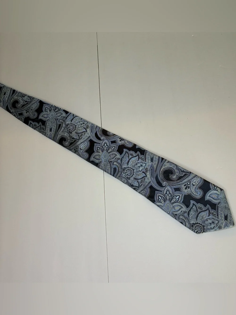 I K E Behar 100% Silk Necktie Paisley 58/3 3/4” Nice Condition